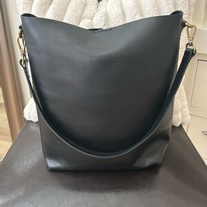 Like new leather Transport Bucket bag in black.